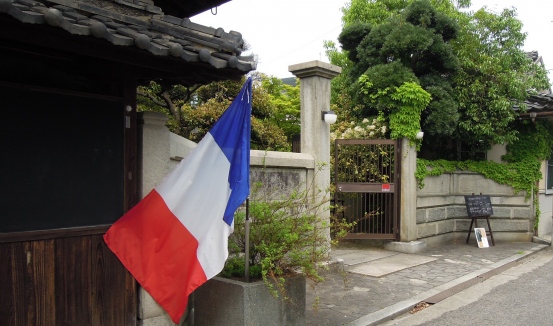 ロートレック美術館開館を告げるフランス国旗